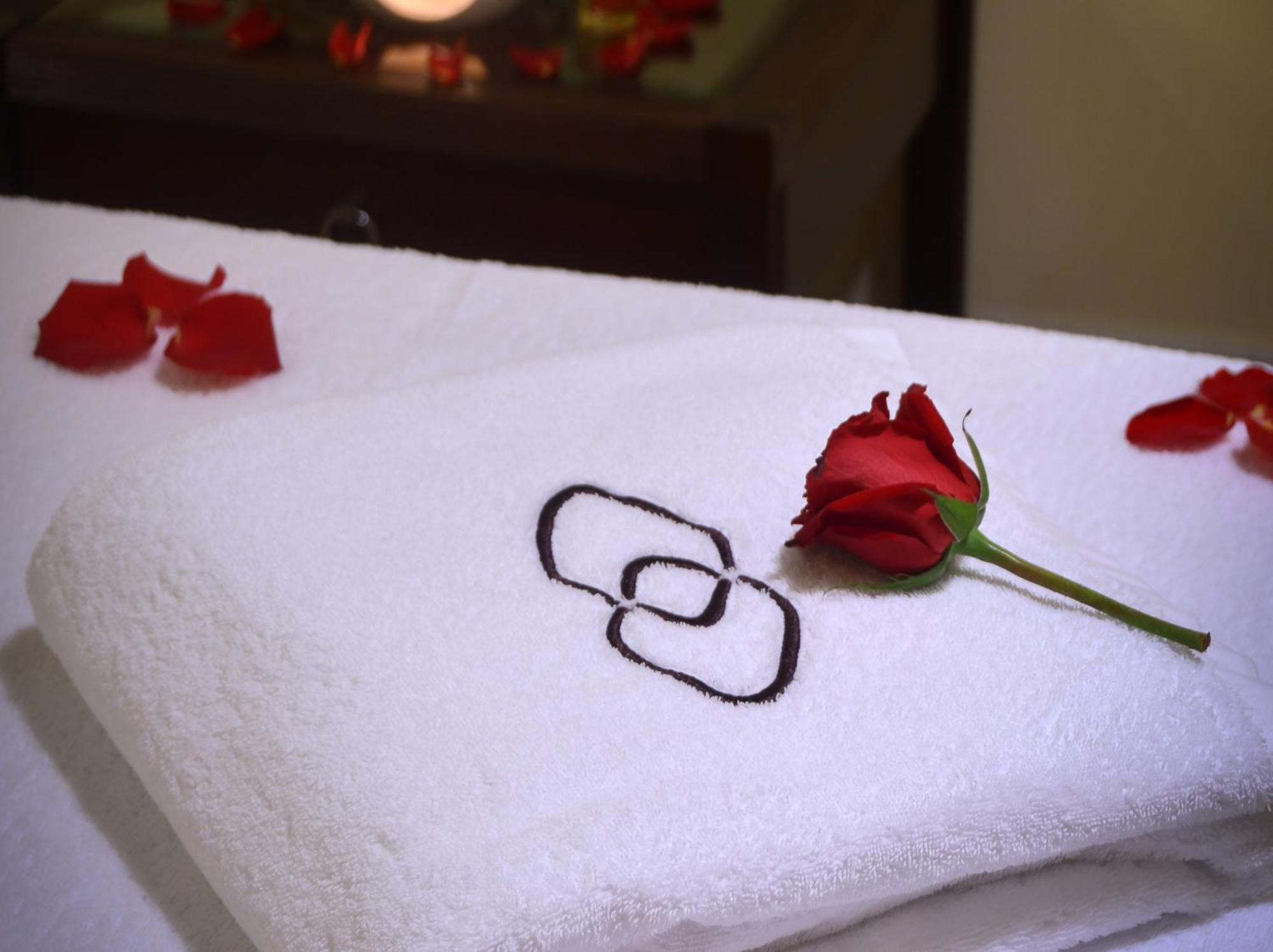 Hotel Sofitel Al Khobar The Corniche Exterior foto A towel with the spa's logo